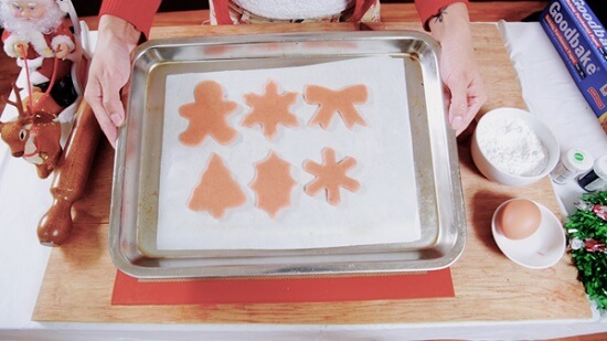 Bạn đặt các hình bánh lên khuôn nướng đã trải sẵn giấy nến.
