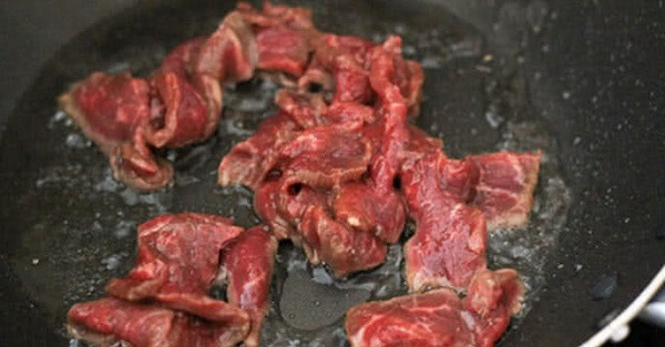 Cho thịt bò vào xào