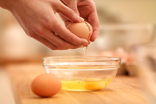 Đập trứng ra tô, dùng đũa khuấy cho tan.