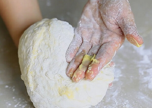 Tiếp theo, các bạn lấy bơ nhạt đã làm mềm và để ở nhiệt độ phòng phết lên khắp mặt bánh.