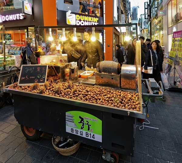 Ở Seoul, xe khoai lang và hạt dẻ nướng được đặt ở góc đường tàu điện ngầm