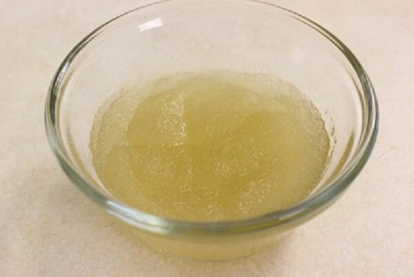 Ngâm lá gelatine hoặc bột gelatine trong nước lạnh