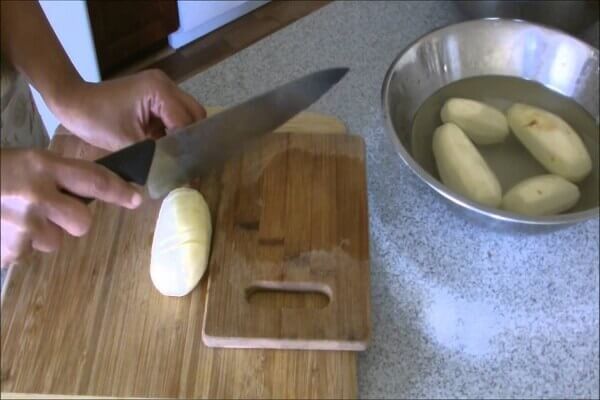 Gọt vỏ và ngâm khoai tây với nước muối loãng