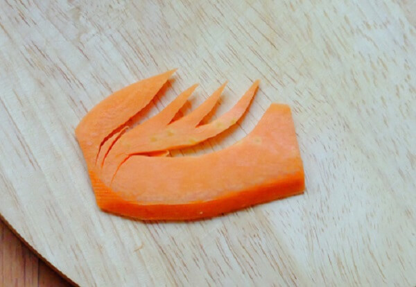 Cắt một lát cà rốt dày khoảng 4mm