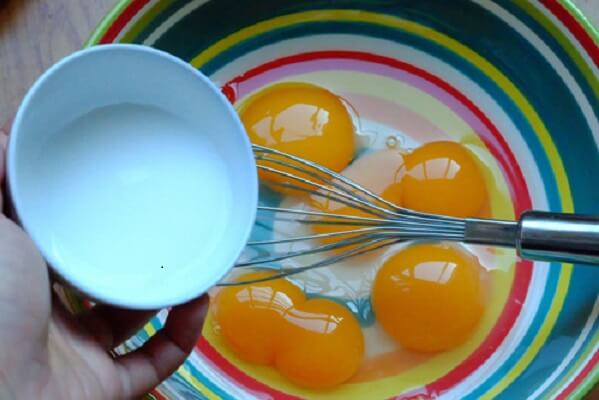 Đập trứng ra bát rồi đánh trứng với phần bột năng