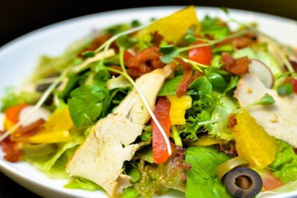 Salad thịt gà và rau củ