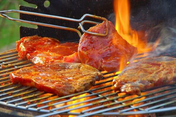 Nếu nướng trực tiếp trên than thì bạn nên chú ý tránh thịt bị cháy xém nhé