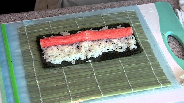 Cuộn thật đều tay và đều thanh trụ sushi nhé bạn.