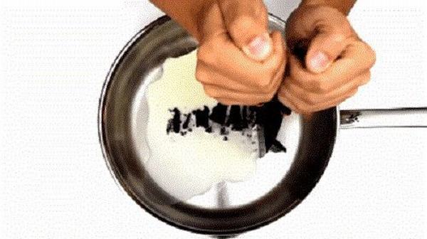 Đổ hỗn hợp ra chảo và cho bánh oreo vào dằm thật nhuyễn – cách làm kem cuộn thái lan