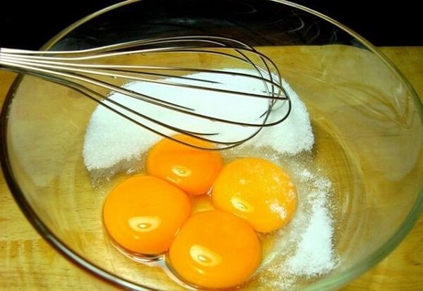 Cho lòng đỏ trứng gà vào bát tô to cùng đường và muối – cách làm kem trà xanh tại nhà