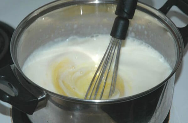 Đun nóng sữa trên bếp rồi đổ vào phần trứng đã đánh khuấy đều lên – kem tra xanh