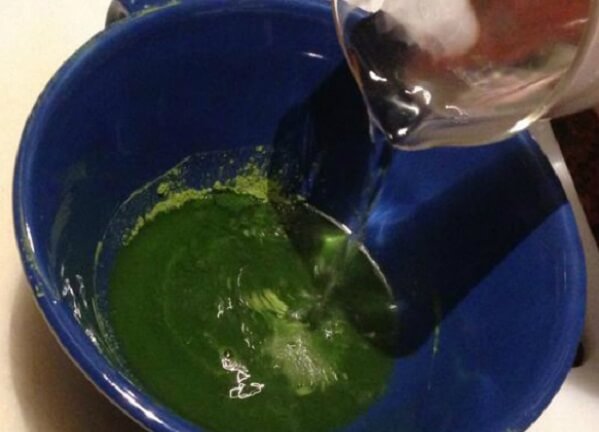 Hòa bột trà xanh vào nước nóng – làm kem trà xanh tại nhà