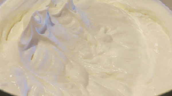 Đánh bông whipping cream lên – kem trà xanh