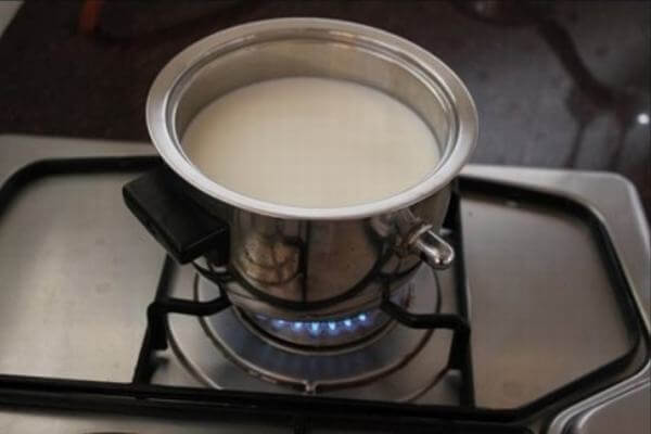 Đun nóng phần sữa – cách làm kem tại nhà