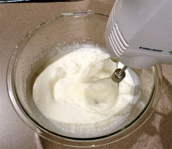 Trộn phần bột Galentin vào với sữa rồi đánh đều – cách làm kem tươi tại nhà