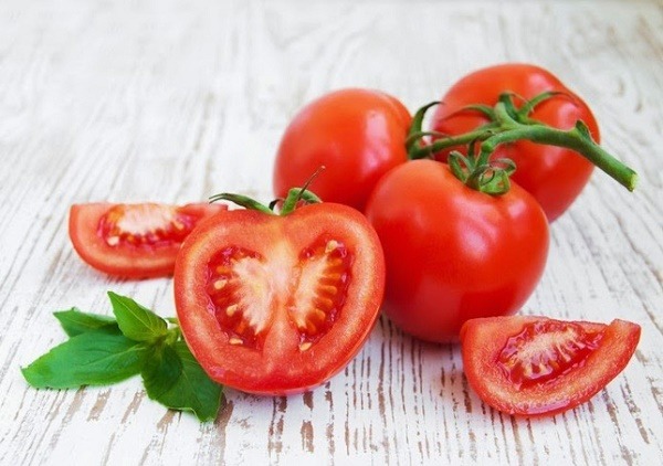 Bạn hãy chọn những trái cà chua chín đều và còn tươi để làm sinh tố