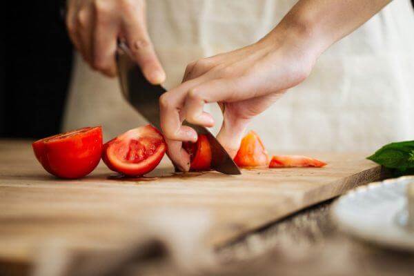 Bổ múi cà chua – làm sinh tố cà chua