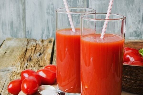 Uống nước ép cà chua sáng và tối trước khi đi ngủ giúp da sáng mịn hơn 
