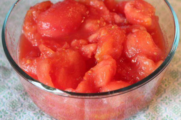 Cho cà chua vào máy xay và xay sinh tố – sinh tố cà chua