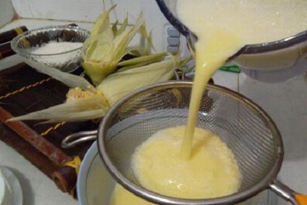 Lọc ngô để loại bỏ phần cặn trong ngô và lấy phần nước ngô – sữa bắp