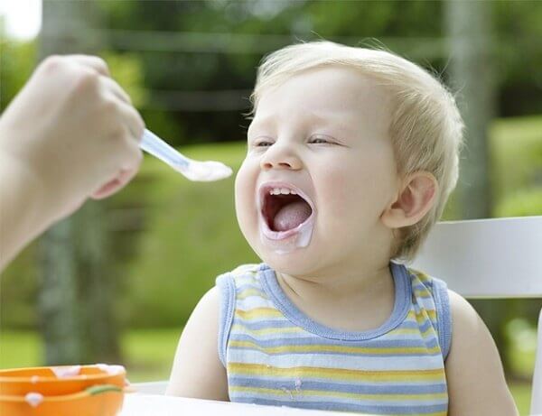 Bạn có thể cho bé yêu ăn sữa chua hằng ngày nhưng không nên cho bé ăn quá nhiều