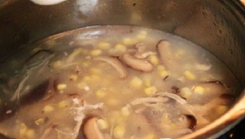 Nấu súp gà nấm hương với bắp cho chín rồi đổ từ từ nước bột năng hòa tan vào
