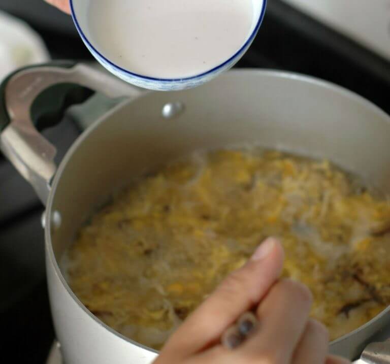 Cho bột năng vào nồi súp – cách làm súp gà