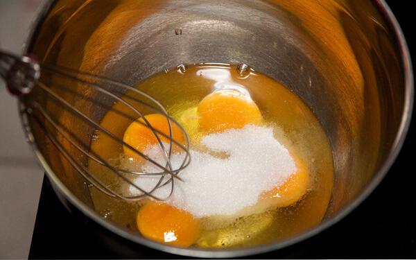 Cách làm caramen – đánh tan trứng gà với đường trắng