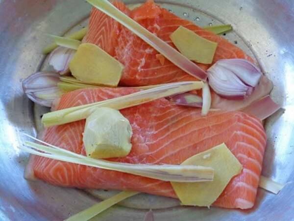 Bật bếp cho đĩa cá vào xửng hấp để hấp chín cá.