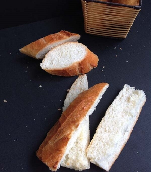 Bánh gối: cắt làm đôi hoặc làm 4 phần đều được.