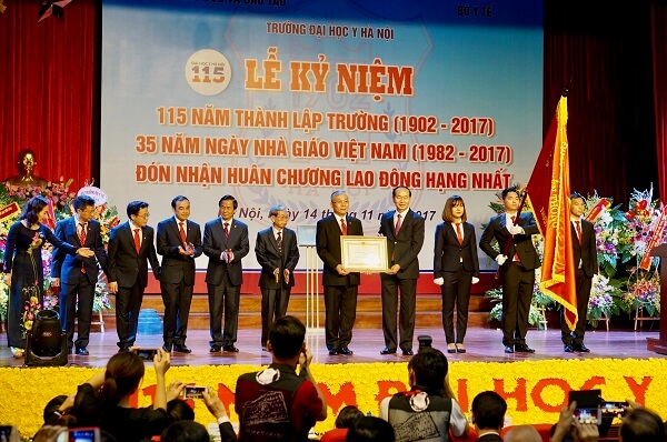 Chủ tịch nước Trần Đại Quang tặng Huân chương Lao động Hạng Nhất cho Trường ĐH Y Hà Nội