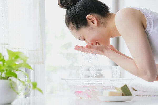 Rửa mặt bằng nước muối sinh lý hàng ngày rất tốt cho làn da