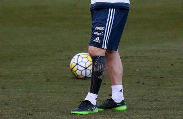Hình xăm của Messi trên bắp chân trái