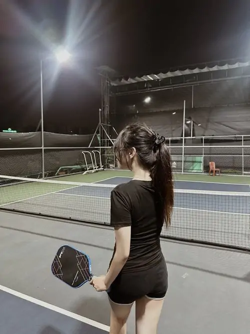 90 Ảnh Avatar Cô Gái Quay Lưng Người Thật xinh đẹp tôn dáng và tóc bay bồng bềnh